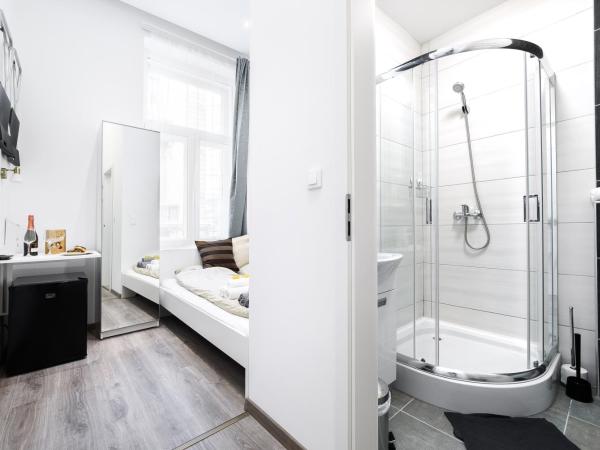 Annabelle Downtown Apartments : photo 2 de la chambre chambre double avec salle de bains privative