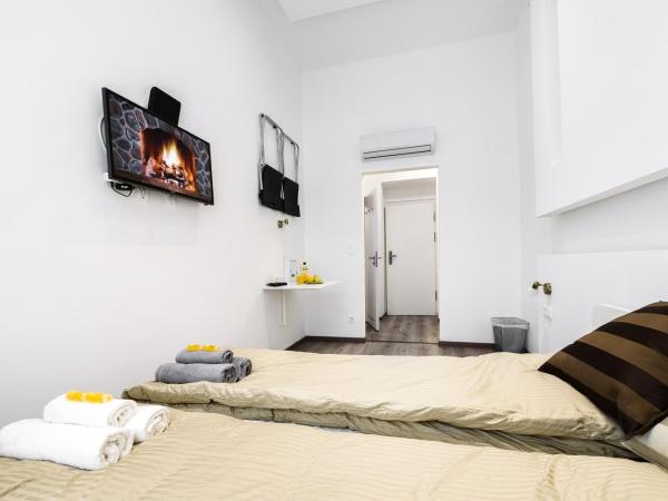 Annabelle Downtown Apartments : photo 1 de la chambre chambre double avec salle de bains privative