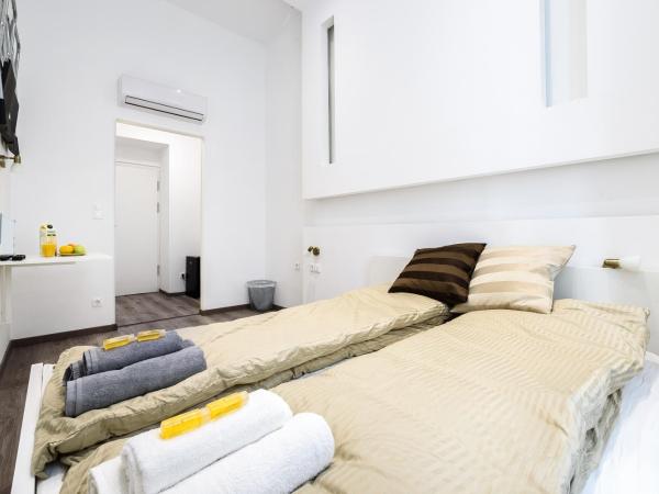 Annabelle Downtown Apartments : photo 2 de la chambre chambre double avec salle de bains privative