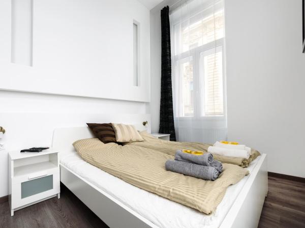 Annabelle Downtown Apartments : photo 3 de la chambre chambre double avec salle de bains privative