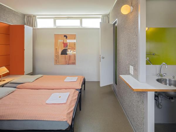 Lausanne Youth Hostel Jeunotel : photo 1 de la chambre chambre double avec douche