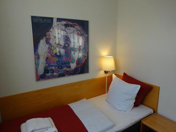 City Hotel Nebo : photo 3 de la chambre chambre simple avec salle de bains privative