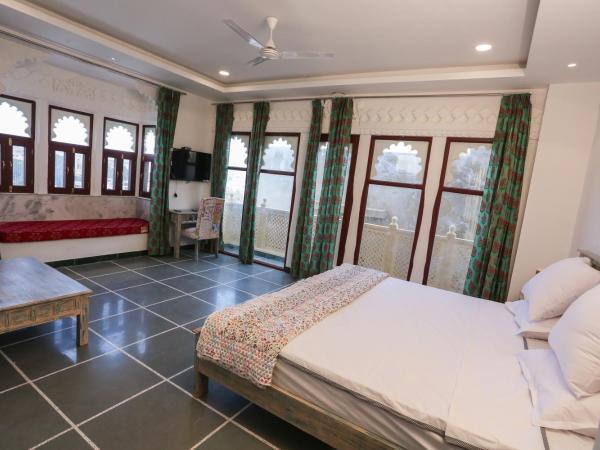 Hotel Mewari Villa : photo 2 de la chambre suite lit king-size de luxe - vue sur lac