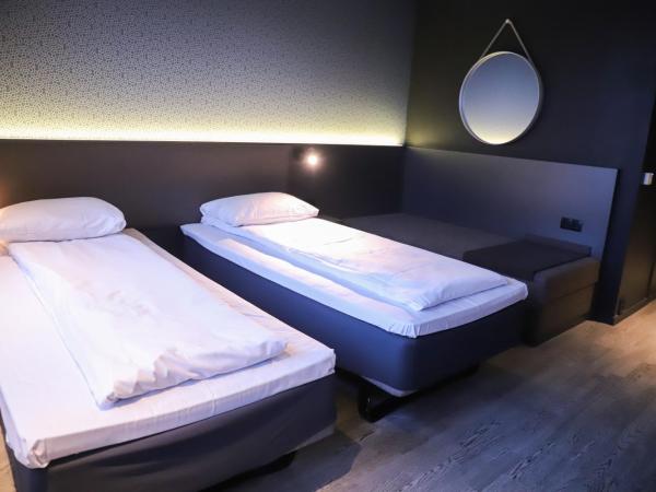 Comfort Hotel Xpress Central Station : photo 3 de la chambre chambre lits jumeaux avec lit d’appoint - 301