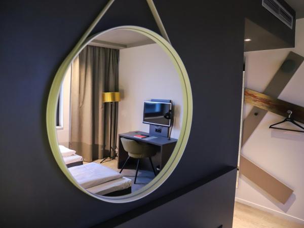 Comfort Hotel Xpress Central Station : photo 2 de la chambre chambre lits jumeaux avec lit d’appoint - 301