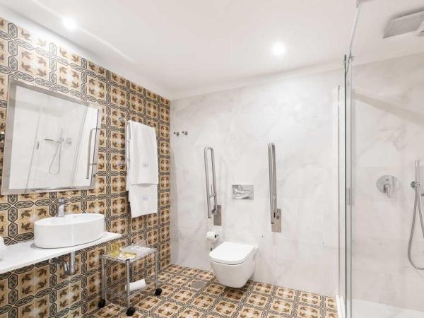 Eurostars Porto Douro : photo 1 de la chambre chambre supérieure avec canapé-lit