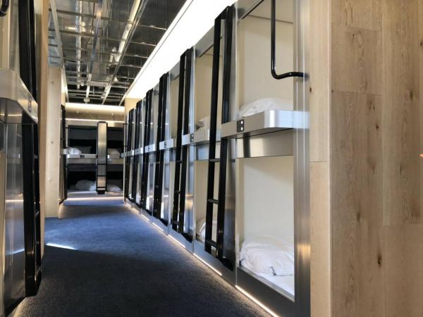 HEARTS Capsule Hotel & Spa HAKATA : photo 1 de la chambre chambre capsule pour hommes 