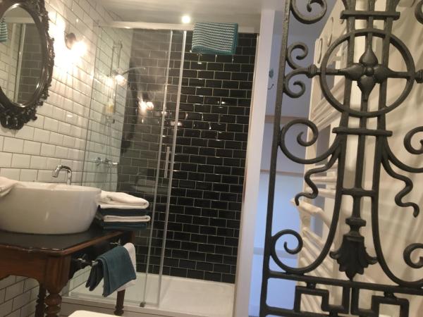 Chambre d'hôtes Logis de Saint Jean : photo 9 de la chambre chambre quadruple avec salle de bains privative