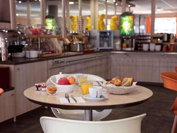 Hotel Clermont Estaing : photo 4 de la chambre deux chambres communicantes (5 adultes + 1 enfant)