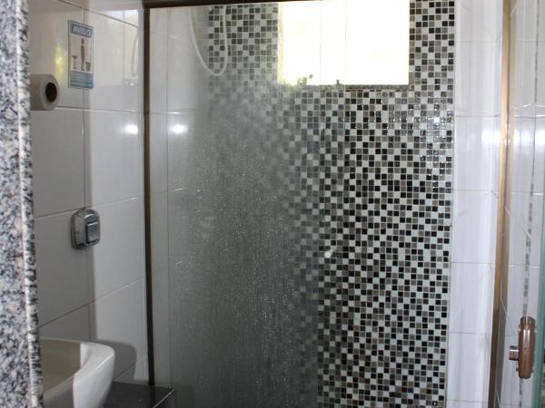 Rio Surf House Hostel e Pousada : photo 10 de la chambre chambre double avec salle de bains commune