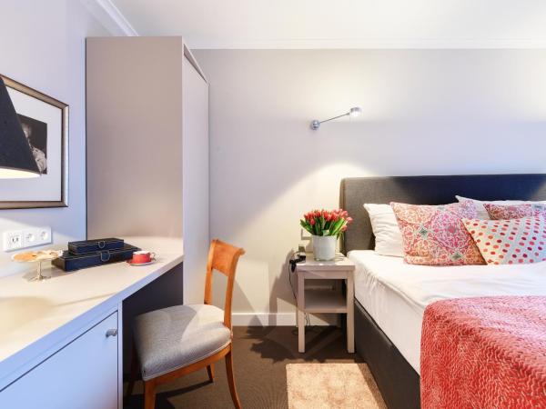 Hotel Admiral : photo 8 de la chambre chambre double supérieure avec balcon et vue sur le jardin