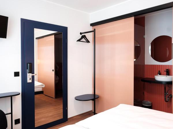 The Dot | 24/7 Checkin : photo 6 de la chambre chambre double avec salle de bains privative