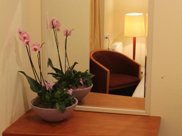 Hotel Isis : photo 3 de la chambre chambre double avec salle de bains privative