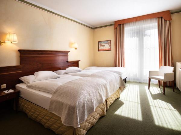 Hotel Reine Victoria : photo 1 de la chambre chambre double avec lit d'appoint