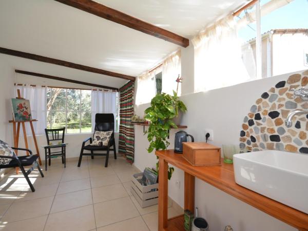 le cabanon de l'olivette : photo 1 de la chambre chambre double - vue sur jardin