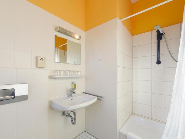 Bed'nBudget Expo-Hostel Rooms : photo 3 de la chambre chambre familiale avec salle de bains privative