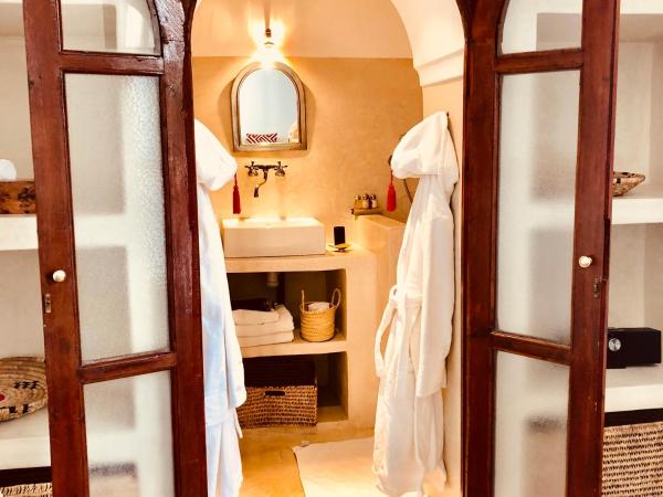 Riad Tizwa Marrakech : photo 5 de la chambre spacieuse chambre double - vue sur terrasse