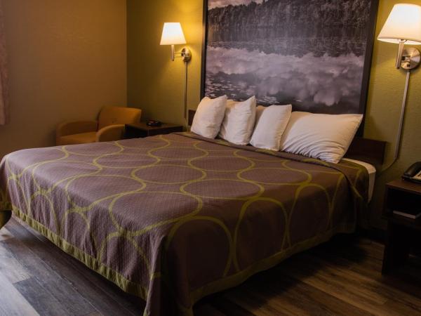 Super 8 by Wyndham Mississauga : photo 1 de la chambre suite studio lit king-size - non-fumeurs