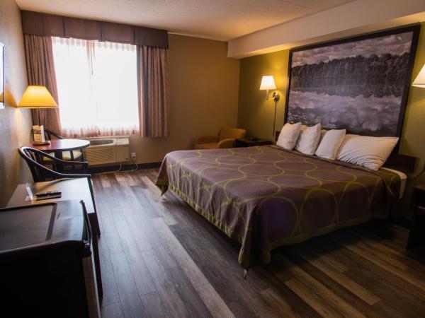 Super 8 by Wyndham Mississauga : photo 3 de la chambre suite studio lit king-size - non-fumeurs