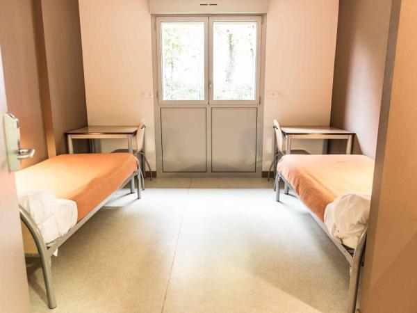 Centre International de Séjour : photo 2 de la chambre chambre double - accessible aux personnes à mobilité réduite 