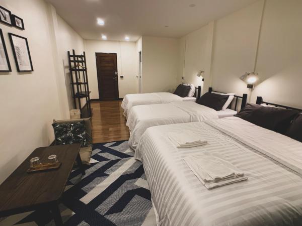 House 116 : photo 2 de la chambre chambre quadruple avec balcon