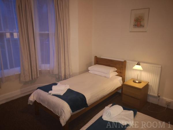 Westgate Hotel : photo 7 de la chambre chambre familiale annexe avec salle de bains commune