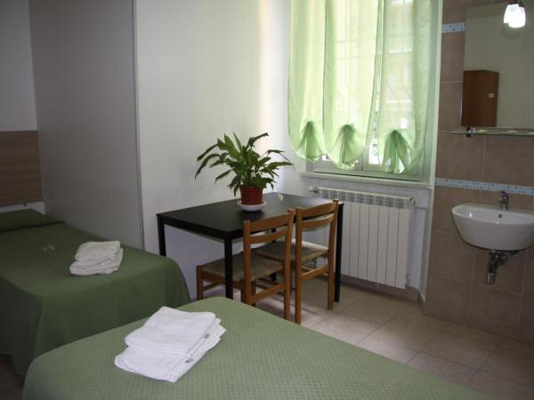 Hotel Adelchi : photo 3 de la chambre chambre triple basique avec salle de bains commune