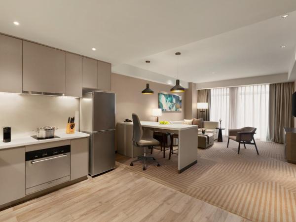 Hyatt House Chengdu Pebble Walk : photo 3 de la chambre suite lit king-size avec canapé-lit et cuisine