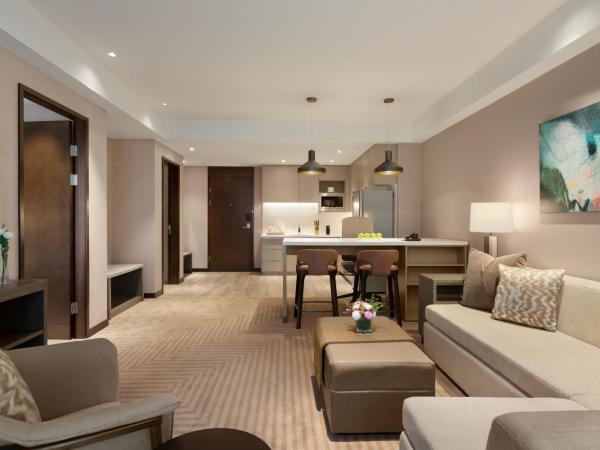 Hyatt House Chengdu Pebble Walk : photo 5 de la chambre suite lit king-size avec canapé-lit et cuisine