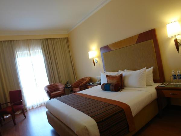 The Lalit Ashok : photo 4 de la chambre chambre double premier avec wi-fi gratuit - vue sur piscine