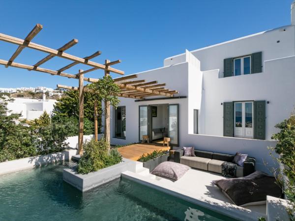 Belvedere Mykonos - Main Hotel - The Leading Hotels of the World : photo 2 de la chambre  3 bedroom residence private pool sea view @ belvedere villa nextdoor 