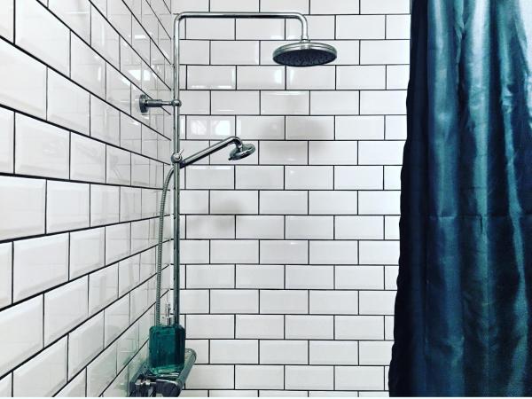 Morris Hotel : photo 6 de la chambre chambre simple Économique avec salle de bains commune