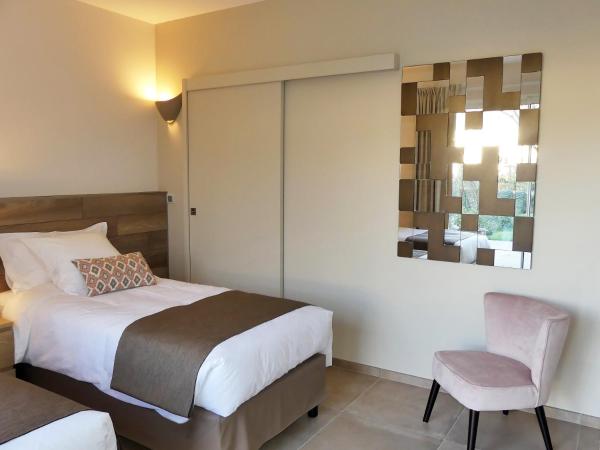 Les Ambaciales : photo 7 de la chambre chambre double ou lits jumeaux avec lit d'appoint