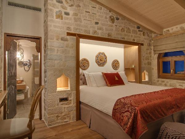 KAMARES Historic Boutique Hotel & Spa : photo 2 de la chambre chambre lit king-size avec balcon