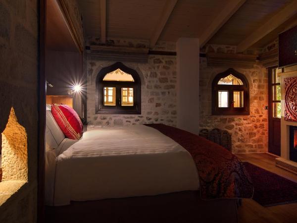 KAMARES Historic Boutique Hotel & Spa : photo 4 de la chambre chambre lit king-size avec balcon