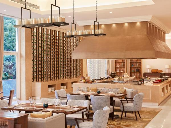 Taj Aravali Resort & Spa Udaipur : photo 1 de la chambre deluxe hill view room with balcony double bed