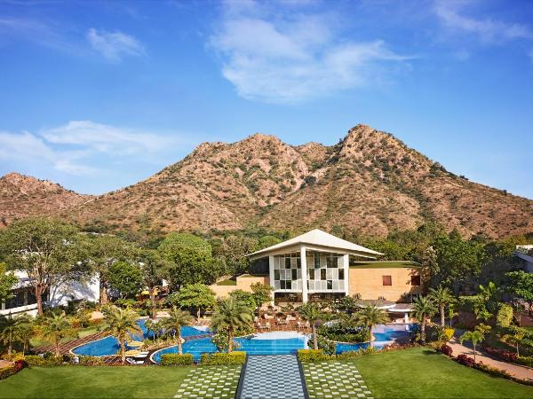 Taj Aravali Resort & Spa Udaipur : photo 1 de la chambre deluxe room with garden view and balcony twin bed