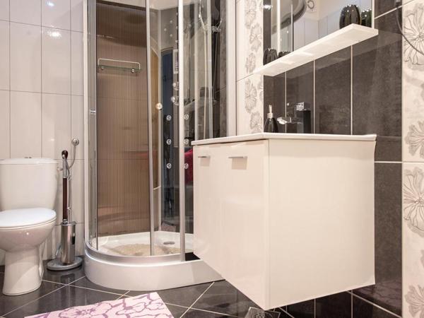 Lovely Family House Robi : photo 4 de la chambre chambre double deluxe avec lit d'appoint