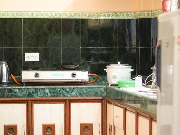 Hotel Mountain View - Lakeside Pokhara : photo 4 de la chambre appartement avec vue sur la montagne