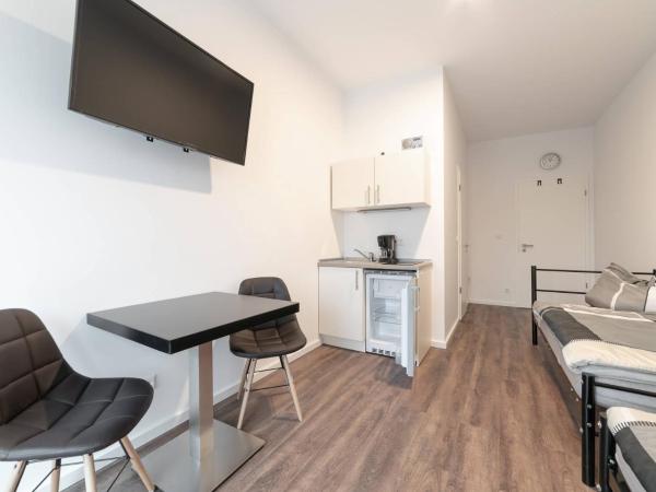 Monteurzimmer Berlin Pankow mit Dachterrasse - Nur 10 min. von der A10 - 3 Zimmer/ 7 Betten : photo 5 de la chambre chambre double avec terrasse