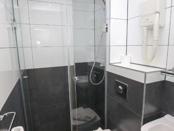 Hotel Flipper Amsterdam : photo 4 de la chambre petite chambre double avec salle de bains privative