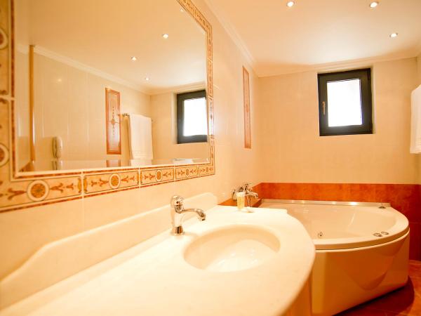 Nefeli Hotel Alimos : photo 5 de la chambre suite deluxe avec balcon - vue sur mer