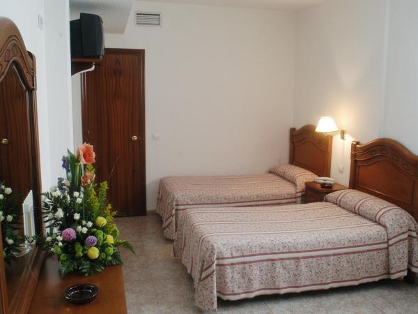 Hotel Riviera : photo 1 de la chambre chambre double avec lit d'appoint
