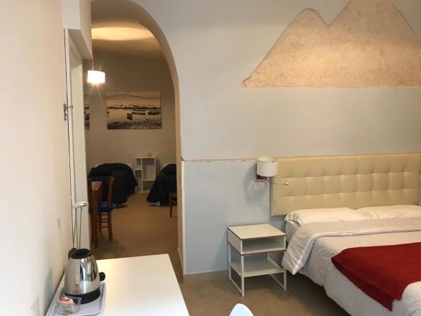 Base Napoli Mergellina : photo 1 de la chambre chambre familiale standard