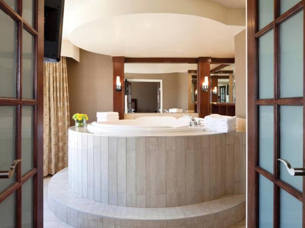Red Deer Resort & Casino : photo 1 de la chambre suite lit king-size avec jacuzzi
