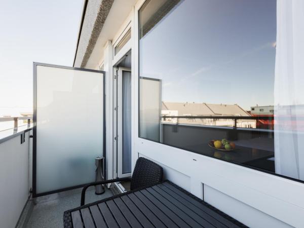 centerroom München City : photo 9 de la chambre chambre double avec balcon et cuisine