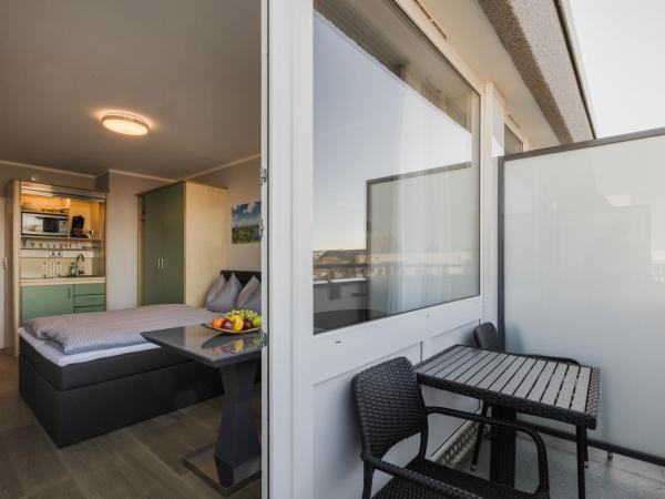 centerroom München City : photo 1 de la chambre chambre double avec balcon et cuisine