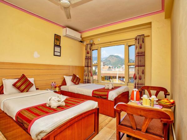 Hotel Grand Holiday : photo 3 de la chambre chambre lits jumeaux - vue sur montagne