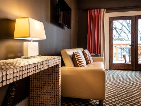 Hotel Broad Ripple : photo 6 de la chambre chambre lit king-size avec balcon