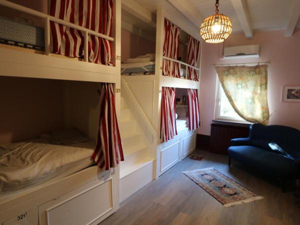 Grand Hostel Coconut : photo 2 de la chambre lit dans dortoir pour femmes de 4 lits